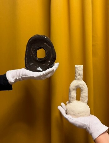 glina-vino Vaza z negativnim prostorom